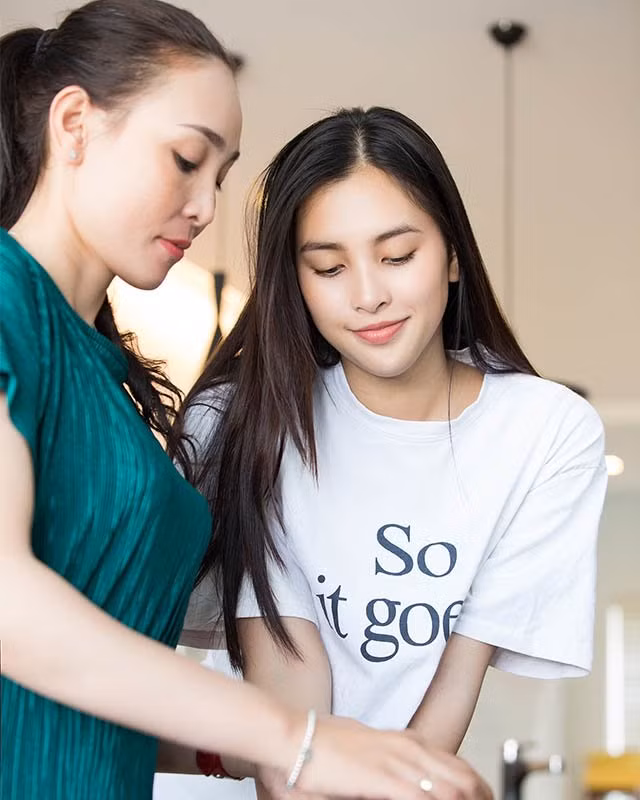 Góc nghiêng thần thánh của mẹ nàng Hậu gốc Quảng Nam. Vẻ ngoài trẻ trung của bà Trang làm nhiều người khó tin được bà đã là mẹ của hai con lớn. Nhìn hình chụp với Tiểu Vy, có không ít người lầm tưởng hai người là chị em.