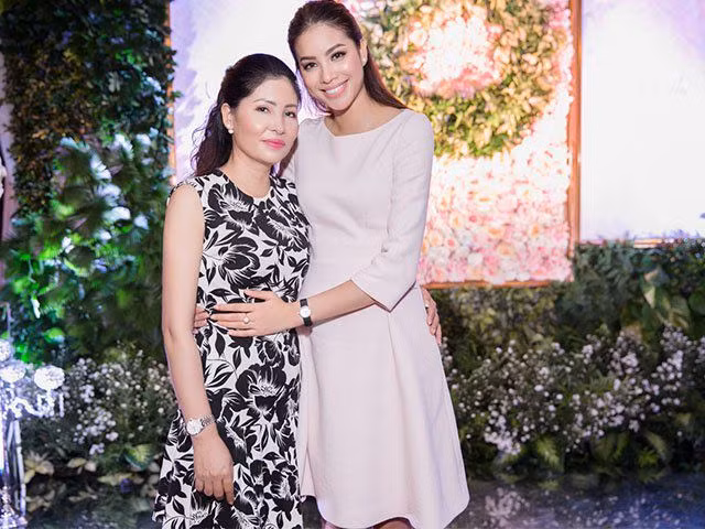 Không cần trang điểm lộng lẫy, mẹ Phạm Hương vẫn tỏa sáng nhờ vào nước da trắng hồng rạng rỡ và vóc dáng cân đối.