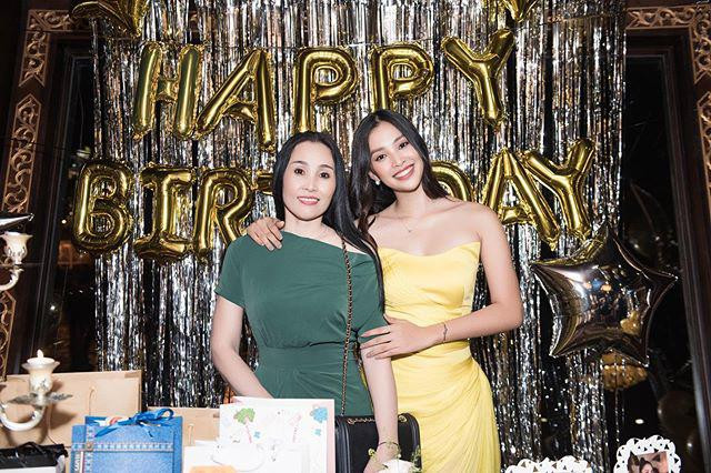 Trần Tiểu Vy thừa hưởng rất nhiều đường nét của mẹ, từ gương mặt trái xoan, đôi mắt sâu, sống mũi cao đến khuôn miệng cười.