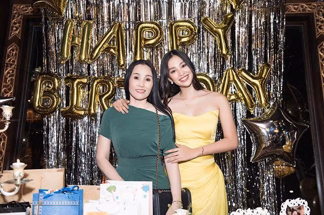 Trần Tiểu Vy thừa hưởng rất nhiều đường nét của mẹ, từ gương mặt trái xoan, đôi mắt sâu, sống mũi cao đến khuôn miệng cười.