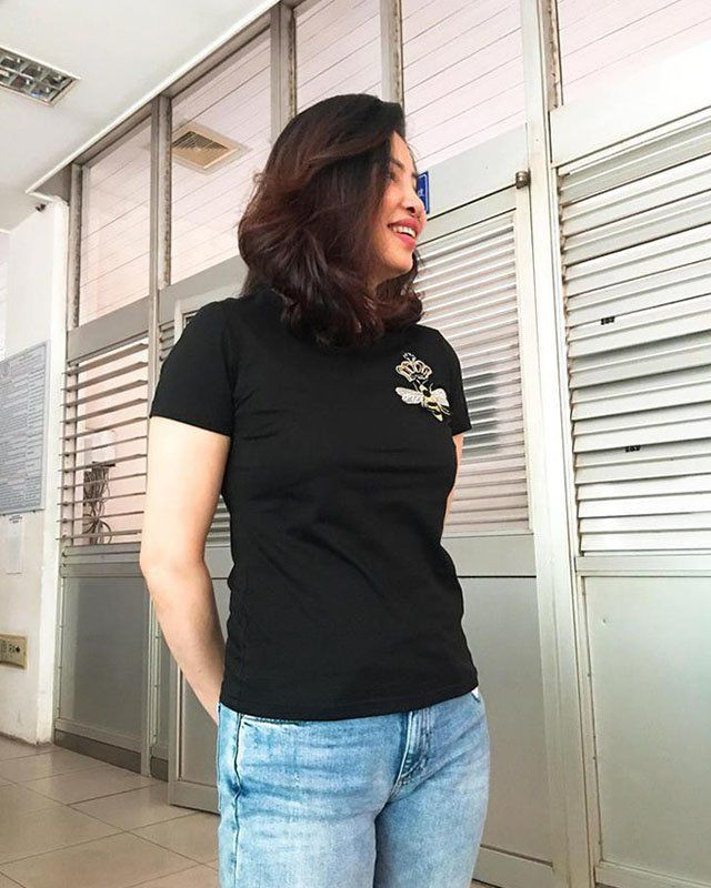 Phạm Hương sở hữu góc nghiêng giống mẹ, nhất là góc cằm và khuôn miệng rộng duyên dáng.