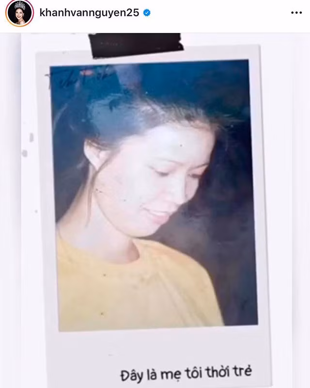 Góc nghiêng cũng “rất gì và này nọ” của mẹ Khánh Vân năm xưa với nụ cười duyên thương hiệu và vẻ thẹn thùng rung động.