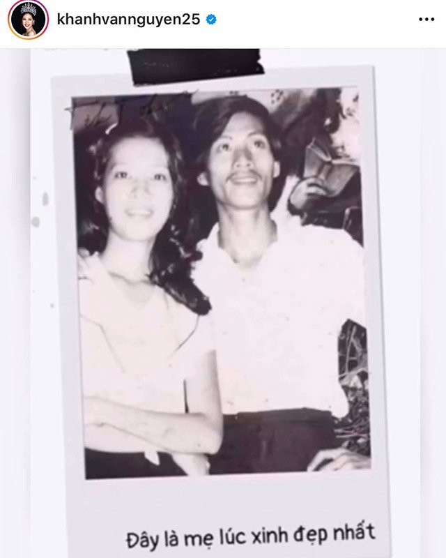 Trong ảnh đen trắng không rõ nét, dân tình đều dễ dàng nhận thấy, mẹ của nàng Hậu nhất định là một mỹ nhân thời xuân sắc với khuôn mặt hài hòa, dễ mến.