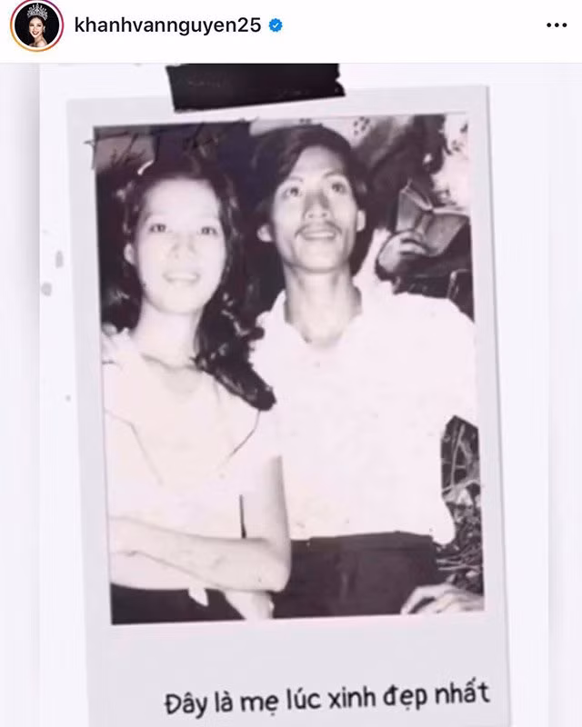 Trong ảnh đen trắng không rõ nét, dân tình đều dễ dàng nhận thấy, mẹ của nàng Hậu nhất định là một mỹ nhân thời xuân sắc với khuôn mặt hài hòa, dễ mến.