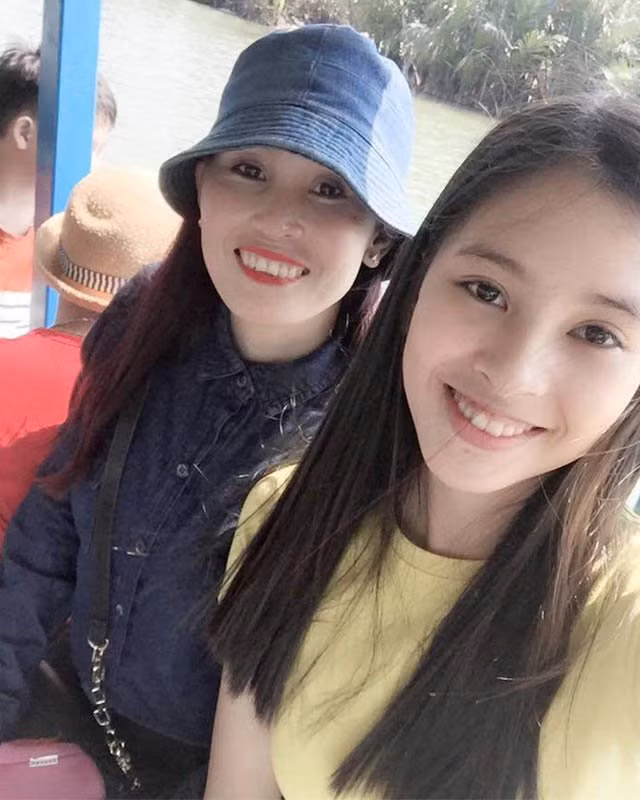 Cận cảnh mặt mộc của hai mẹ con nàng Hậu, sức mạnh di truyền quả không sai.