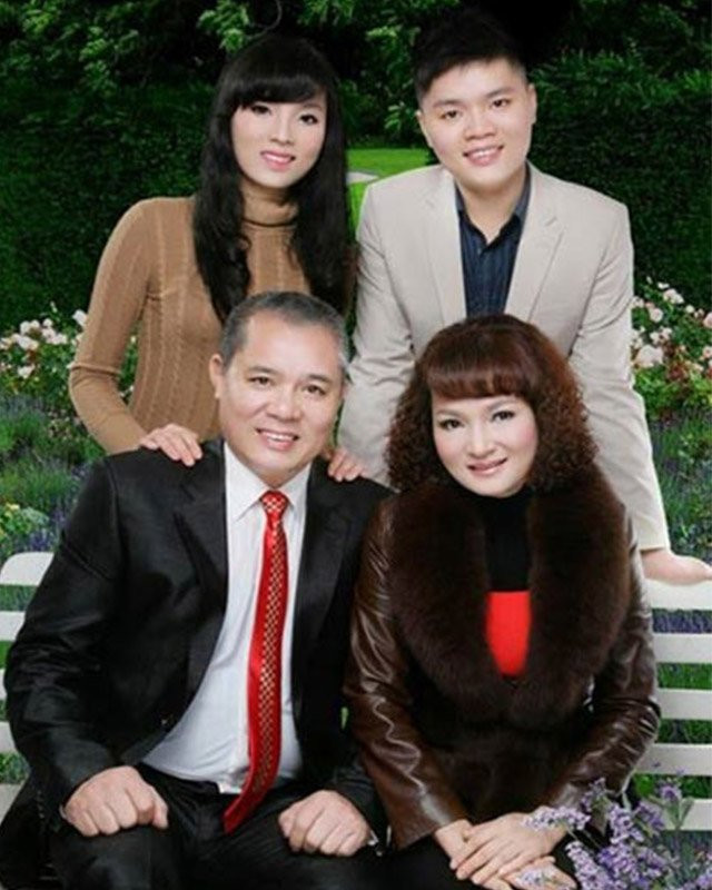 Hoa hậu Kỳ Duyên sở hữu nhiều nét giống mẹ. Thời con trẻ, phụ huynh của Kỳ Duyên chắc hẳn cũng chất chơi chẳng kém cạnh gì cô con gái.