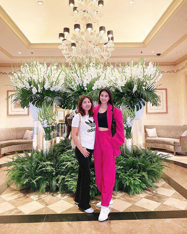 Chụp ảnh cùng con gái, mẹ của Phạm Hương không hề bị lép vế. Bà vẫn nổi bật nhờ vẻ ngoài rạng rỡ và nét đẹp mặn mà của người phụ nữ từng trải.