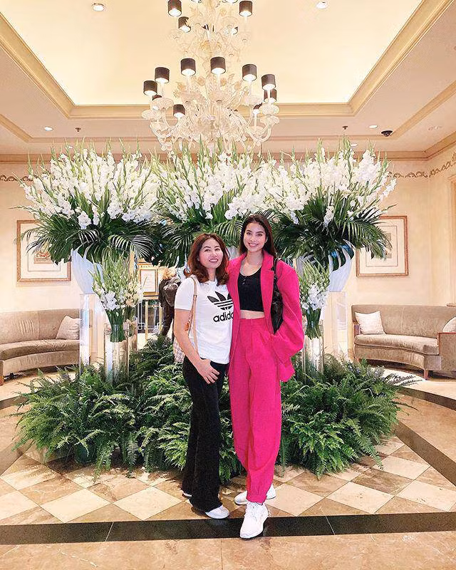 Chụp ảnh cùng con gái, mẹ của Phạm Hương không hề bị lép vế. Bà vẫn nổi bật nhờ vẻ ngoài rạng rỡ và nét đẹp mặn mà của người phụ nữ từng trải.