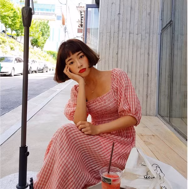 Để trông trẻ trung hơn, các cô gái có thể chọn những kiểu đầm có họa tiết kẻ.