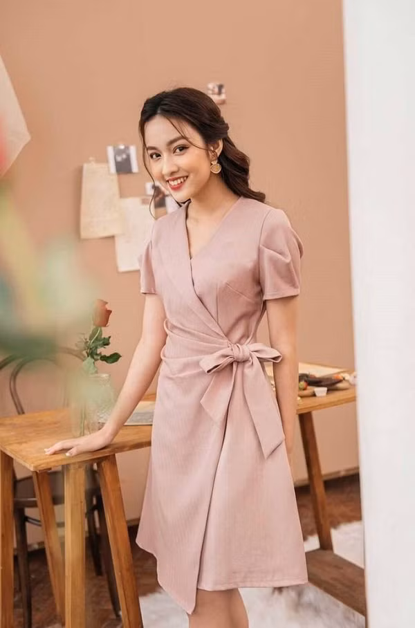 Những chiếc đầm quấn vừa thanh lịch lại nhã nhặn, rất phù hợp với môi trường công sở.