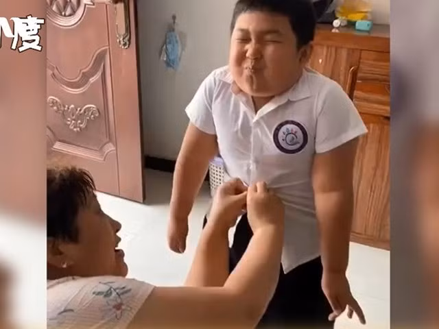 Nghỉ dịch quá lâu, đến lúc đi học lại bé trai nín thở cũng không làm được việc quen thuộc ảnh 1