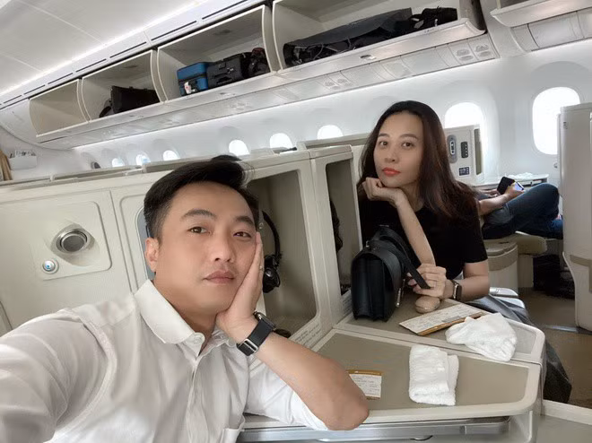 Bà xã Đàm Thu Trang rất ủng hộ các sở thích hay thú vui của chồng. Bằng chứng việc cô không tiếc tiền để sắm 2 chiếc siêu xe giá hơn 50 tỷ để tặng ông xã.