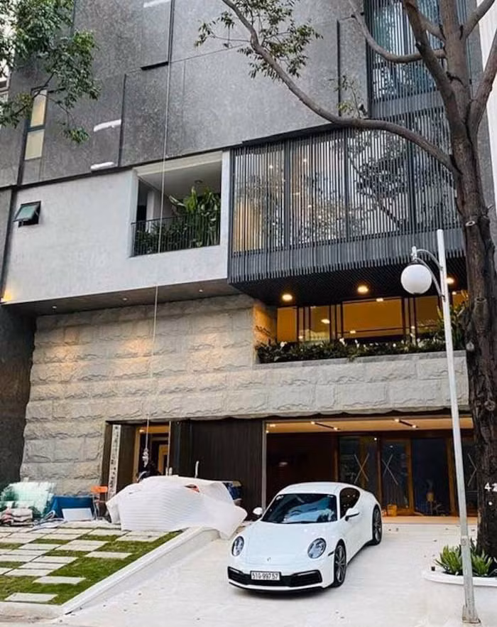 Thời gian gần đây, Cường Đô La thường chứng minh độ giàu có khi khoe siêu xe, biệt thự đắt tiền đang trong quá trình hoàn thiện để tặng vợ.