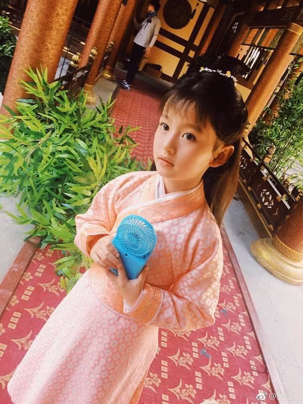 Bùi Giai Hân được lựa chọn cho nhiều vai diễn thời thơ ấu của nhân vật chính.