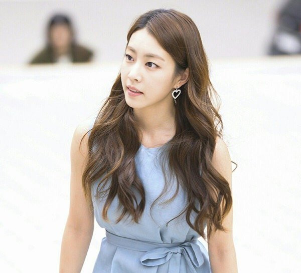 Chân dung nữ phát thanh viên kém 17 tuổi tán đổ "trai ế kim cương" So Ji Sub ảnh 3