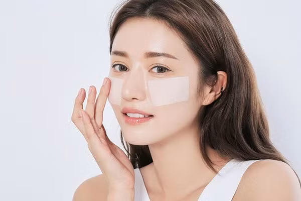 Dùng giấy thấm dầu quá nhiều làm da gia tăng tiết dầu nhờn.