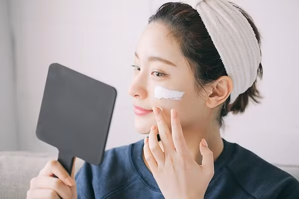 Việc sử dụng quá nhiều kem dưỡng ẩm không đồng nghĩa với việc cho hiệu quả cao hơn. Khi bôi kem quá nhiều, da sẽ bí bách khó thở, từ đó không thể hấp thụ được các dưỡng chất do lỗ chân lông bị bít kín làm da càng nhạy cảm, khô rát hơn và thậm chí là nổi mụn.