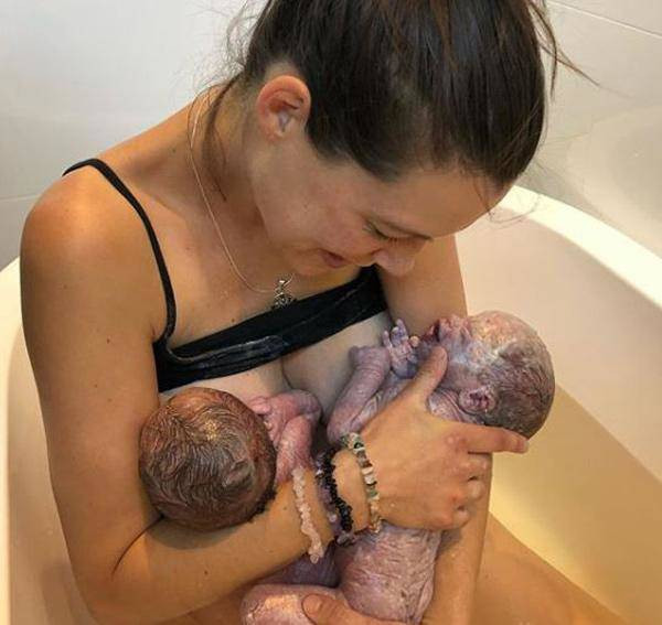 Brooke bất ngờ đón cặp sinh đôi trong ca sinh dưới nước tại nhà. Brooke bất ngờ đón cặp sinh đôi trong ca sinh dưới nước tại nhà.