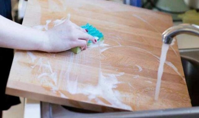 Thớt rất bẩn, không thể rửa sạch bằng nước, học cách này, thớt sạch trong 5 phút chẳng bị mốc - 5