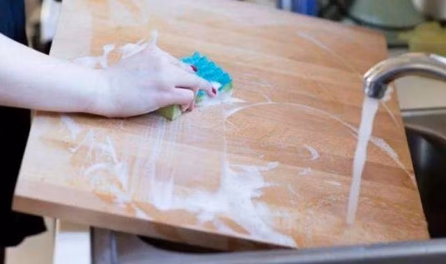 Thớt rất bẩn, không thể rửa sạch bằng nước, học cách này, thớt sạch trong 5 phút chẳng bị mốc - 5