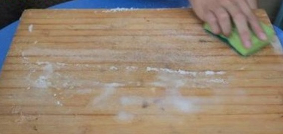 Cách rửa sạch thớt gỗ trong 5 phút ảnh 3 Thớt rất bẩn, không thể rửa sạch bằng nước, học cách này, thớt sạch trong 5 phút chẳng bị mốc - 4