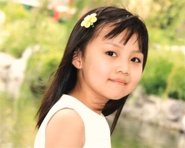 Bé gái đứng trong cánh gà hát, bị thay thế vì quá xấu, 12 năm sau amp;#34;vịt hoá thiên ngaamp;#34; - 10