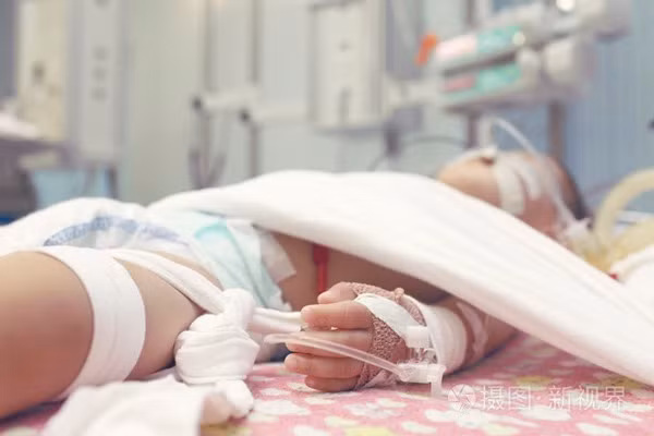 Bé trai 3 tuổi não teo như người 80 tuổi, BS vén áo của bé lên liền hiểu lý do - 1