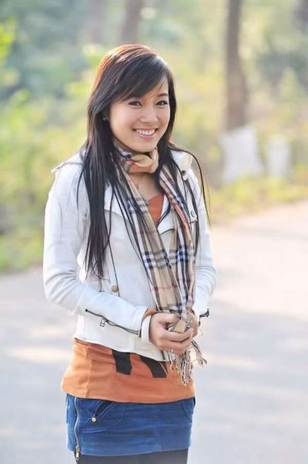 Minh Hương thời điểm tham gia Nhật ký Vàng Anh vốn sở hữu gương mặt tròn trịa, bầu bĩnh. Thời điểm đó, vẻ ngoài trong trẻo, dịu dàng của cô nàng đã làm không ít khán giả truyền hình mê mẩn, yêu thích.