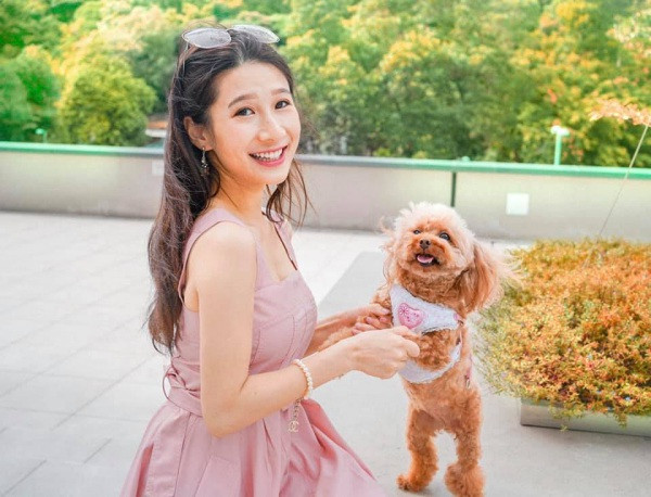 Mặc dù ngũ quan không mấy thanh tú nhưng nhìn kỹ, đôi mắt của Joycelyn cũng tròn trịa, nhất là nụ cười rất rạng rỡ. Mặc dù ngũ quan không mấy thanh tú nhưng nhìn kỹ, đôi mắt của Joycelyn cũng tròn trịa, nhất là nụ cười rất rạng rỡ.