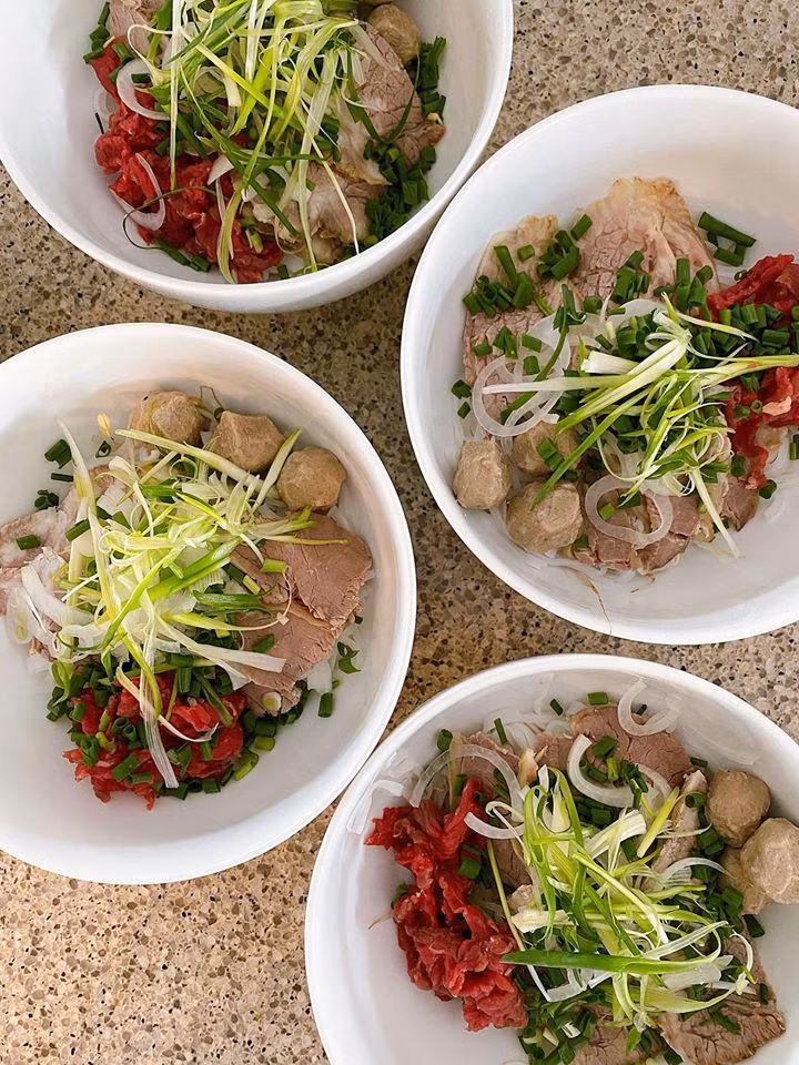 Dành 20 tiếng để nấu, món phở của Tăng Thanh Hà ngon đến mức nào? ảnh 4