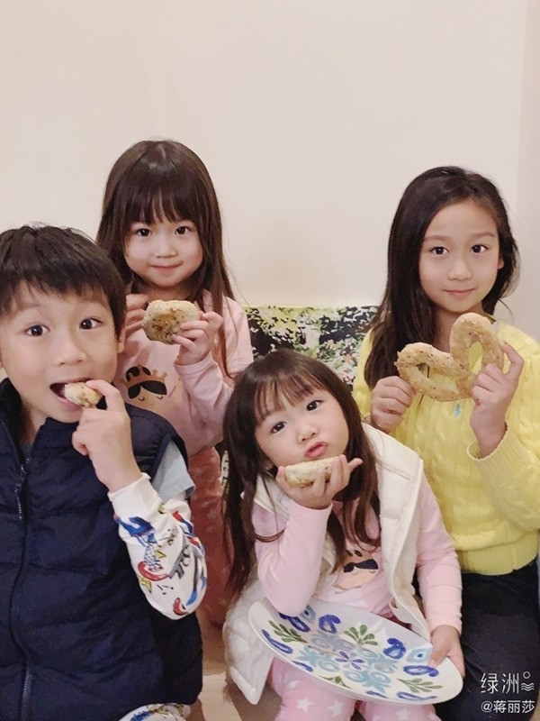 4 thiên thần nhỏ nhà Trần Hạo Dân và Tưởng Lệ Sa. 4 thiên thần nhỏ nhà Trần Hạo Dân và Tưởng Lệ Sa.