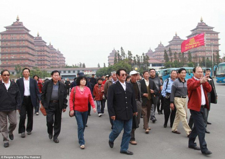 Khám phá bên trong thị trấn giàu nhất Trung Quốc ảnh 16