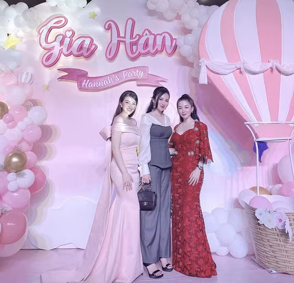 2 amp;#34;rich kidamp;#34; sinh nở tuổi đôi mươi: Người nằm than trong nhà triệu đô, người sụt cân ầm ầm - 8