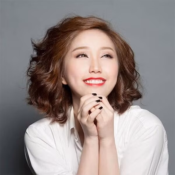 Bảo Thy thêm trẻ trung quyến rũ với kiểu tóc ngắn xoăn sóng nhẹ.