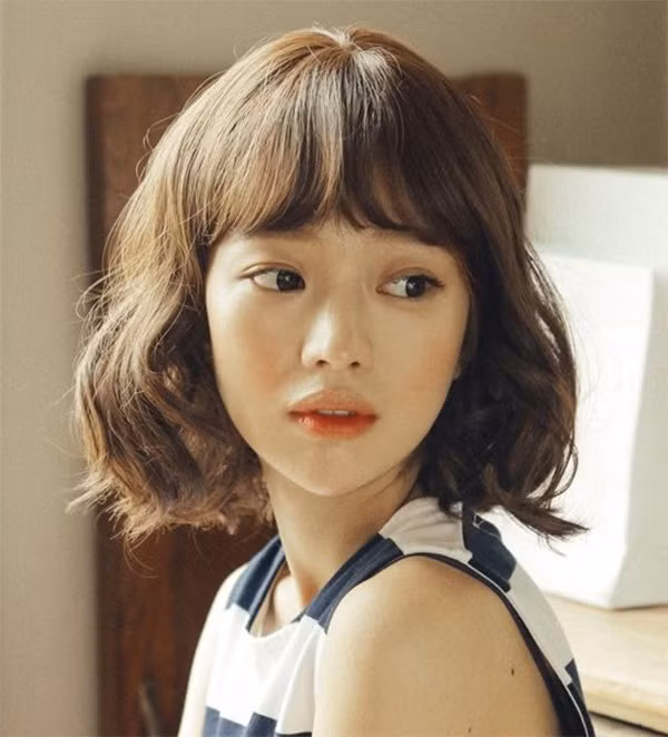 Tóc ngắn xoăn sóng nước giúp hack tuổi thêm trẻ trung.