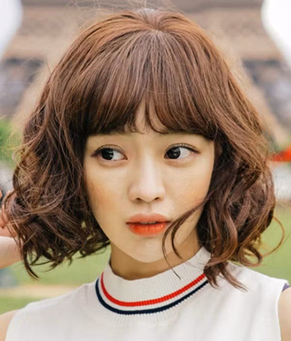 Tóc ngắn xoăn sóng duỗi mang đến cho bạn diện mạo mới lạ.