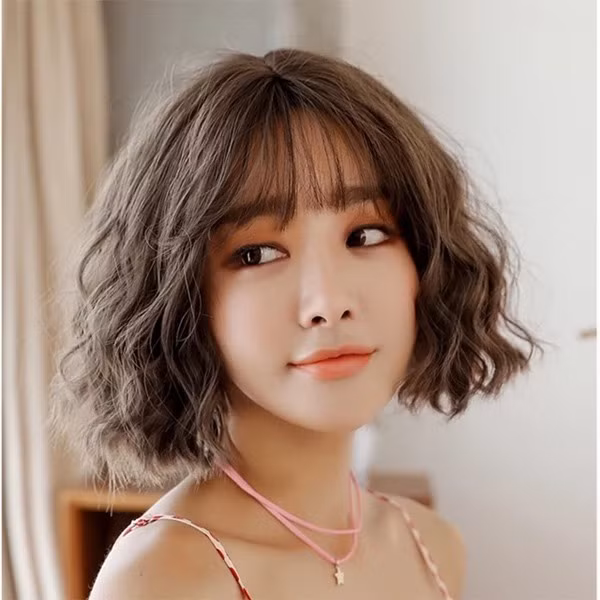 Kiểu tóc ngắn xoăn sóng mái thưa giúp che khuyết điểm hoàn hảo.