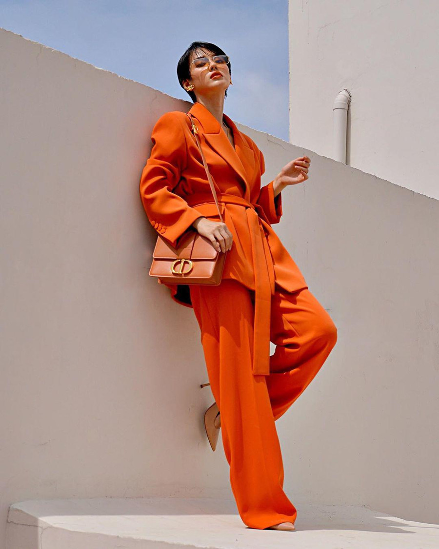 Khi phối như thế này sẽ tạo sự hài hòa cho cả set đồ vì món nào món nấy đều có sắc thái màu gần giống nhau.