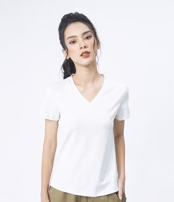 Kiểu áo này siêu dễ phối đồ nên các quý cô cũng sẽ không mất nhiều thời gian mix &amp; match.