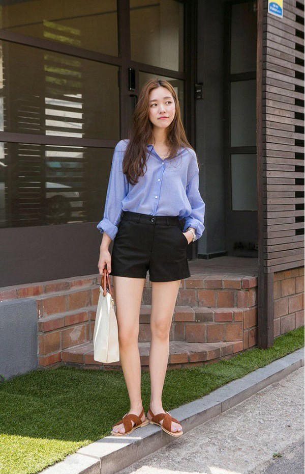 Diện quần short đi máy bay có thể làm các cô gái bị lạnh. Diện quần short đi máy bay có thể làm các cô gái bị lạnh.