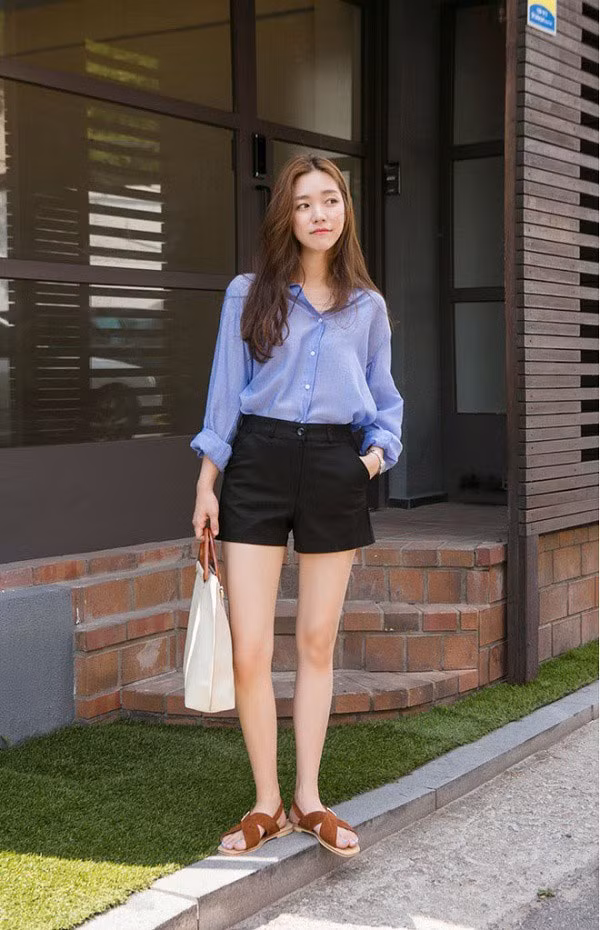 Diện quần short đi máy bay có thể làm các cô gái bị lạnh.