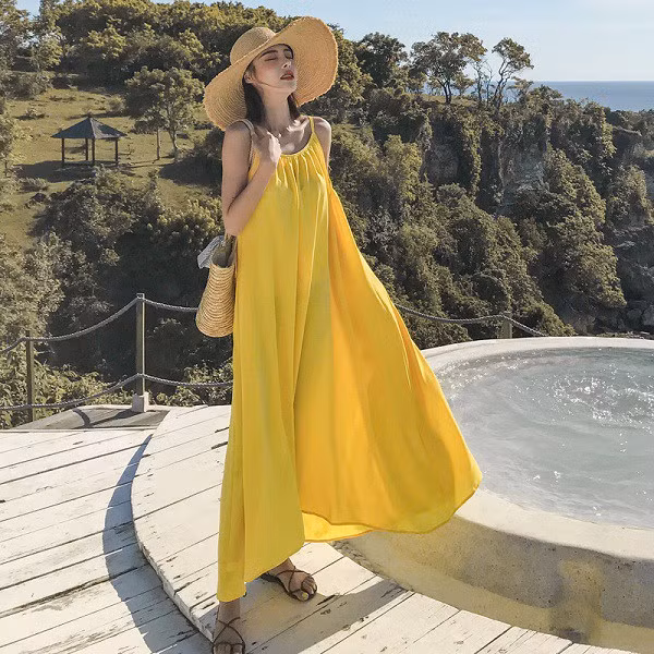 Chị em nên cân nhắc kỹ khi mặc những chiếc đầm dáng dài rộng để lên máy bay.