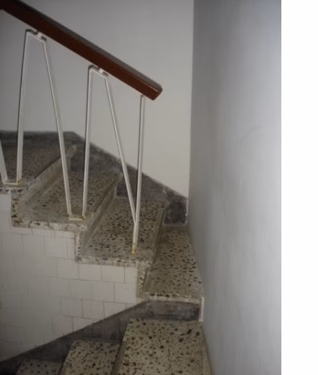 Cầu thang này tuyệt đối không dành cho người béo nhé! Phải gầy, gầy và thật gầy mới lách qua được.