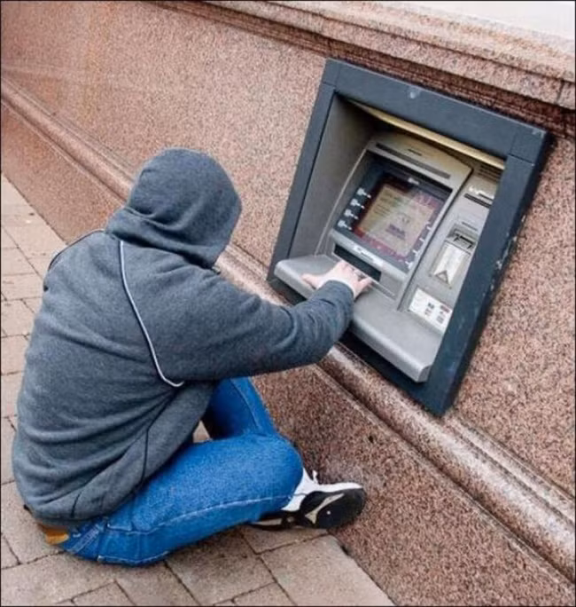 Còn anh chàng khổng lồ này đang làm gì với cây ATM vậy?