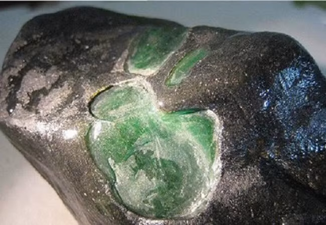 Mấy cục đá xù xì nhặt ở đường tưởng vô dụng không ngờ là báu vật giá trị khủng - 7