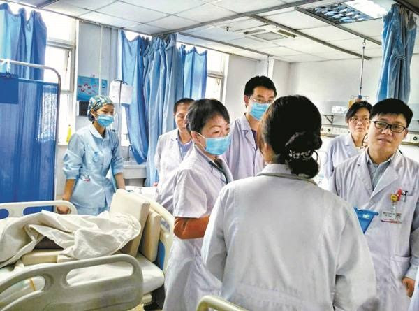 Khi ca sinh nở gặp sự cố, không có chuyện bác sĩ ưu tiên cứu mẹ hay cứu con một cách chủ quan mà phải dựa trên quy tắc y tế và đạo đức nghề nghiệp (Ảnh minh họa). Mẹ bầu đi đẻ lén nhét mảnh giấy vào tay bác sĩ, mở ra đọc ai cũng thở dài - 4