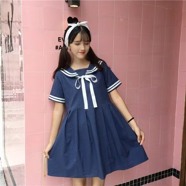 Điểm nhấn nơ ở phần cổ sẽ làm cho chiếc váy trở nên nữ tính hơn bội phần.