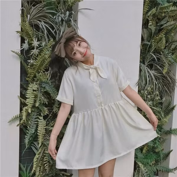 Chị em chỉ việc diện một chiếc đầm babydoll phối nơ cổ trơn màu là đã rất xinh xắn rồi.