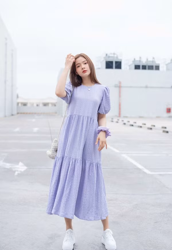 Các cô gái có thể mix váy tay bồng với kiểu giày sneaker để trông trẻ trung hơn.