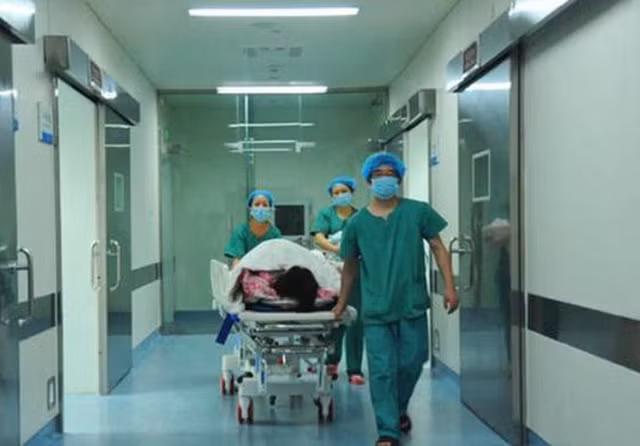 Cô không ngờ mình bị đẩy đi cấp cứu sau đó. (Ảnh minh họa).